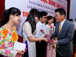 Outstanding students receive scholarships (Photo: VNA)